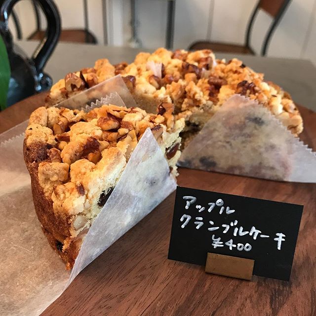 新作アップルクランブルケーキ、早い者勝ちです！長野県産のりんごをたっぷり入れました。シナモン香る生地に、サクサクのクランブルとクルミがアクセント。とっても秋らしいケーキです。深煎りのコーヒーやラテが合いそう！#tintocoffee #coffee #cakes #shibuya #おやつ
