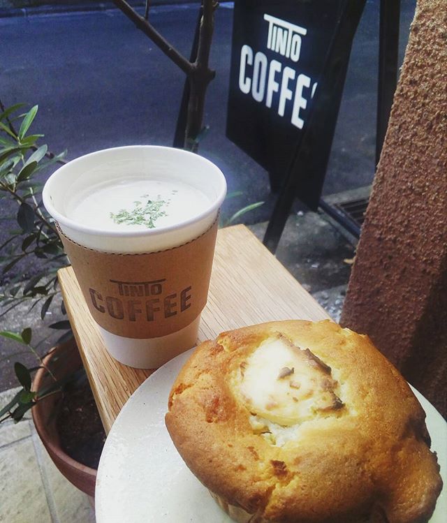 おはようございます寒いですね"TINTOCOFFEEで温朝食いかがですか？スープで温まっていってください . ┋┋今日のポタージュ┋┋. ゴボウ.┋┋今日のマフィン┋┋スイートポテトクリームチーズ. ※お待たせしましたチーズケーキ販売してます #TINTOCOFFEE#tintocoffee #渋谷#青山#表参道#COFFEE#コーヒー#珈琲#スペシャリティーコーヒー #焼き菓子 #クッキー#ケーキ#サンドイッチ