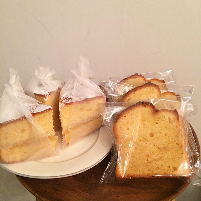 ::::MOLOCOE CAKES:::: 届きました♪ ・ビクトリアケーキ(りんごとカルダモン)・レモンのパウンドケーキ・チョコチャンククッキーです︎ 数量限定なのでお早めにどうぞ♪#TINTOCOFFEE#渋谷#青山#表参道#coffee#cookies#cake#molocoecakes