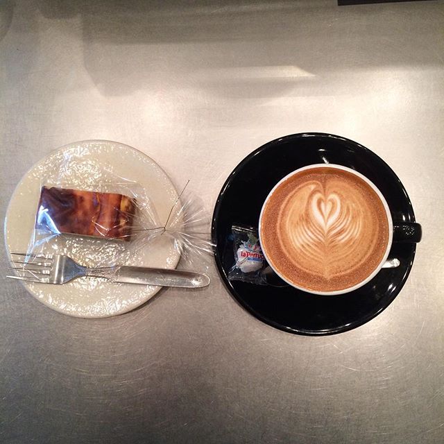 チーズケーキ焼けました♪カフェラテと相性バッチリですーーー︎ 寒いので暖かくしてお出かけくださいね️ #tintocoffee #渋谷#青山#表参道#コーヒー