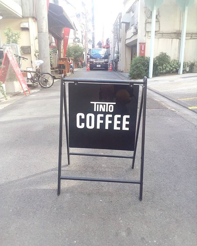道は工事中ですがＯＰＥＮしてます温かいコーヒーでのんびりしていってくださいね #TINTOCOFFEE #COFFEE#cookie #cheesecake#渋谷#表参道#青山