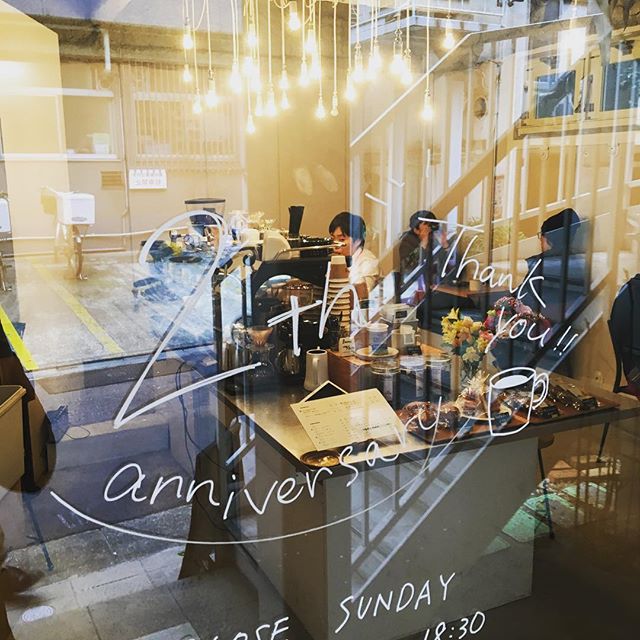 .先週で2周年を無事迎えることが出来ました。多くのお客様がコーヒーを飲みに来て下さったり、お花を届けてくれたりと、本当にありがとうございました。心から感謝しています！.3年目も、TINTOCOFFEEを、どうぞよろしくお願いいたします。....#渋谷#青山#表参道#tintocoffee#coffee#coffeestand#coffeetime#coffeeshop#cake#cafe#コーヒー#コーヒースタンド#コーヒーショップ#ケーキ#バナナケーキ#カフェ#渋谷カフェ#青山カフェ#表参道カフェ