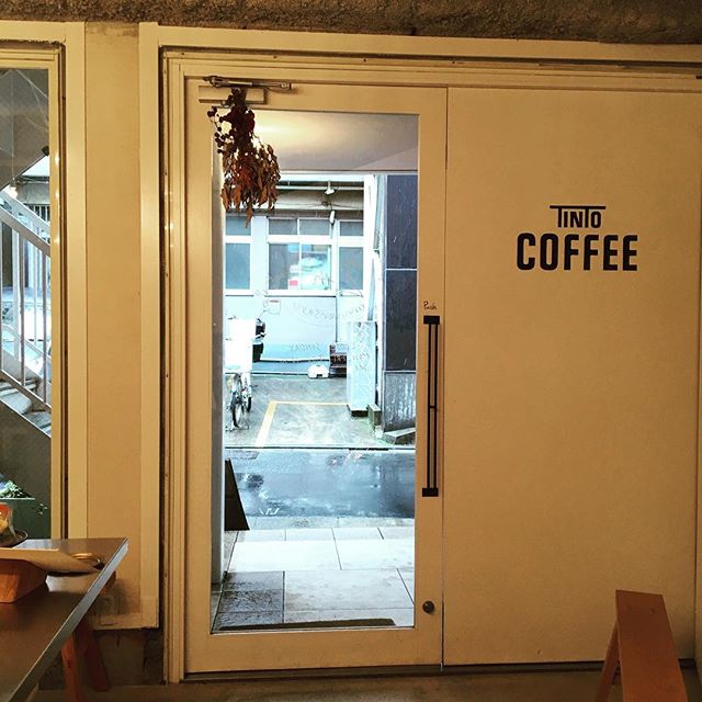 .こんにちは。本日、祝日ですが18時半まで営業しています。雨宿りにぜひいらして下さいね。... #渋谷#青山#表参道#tintocoffee#coffee#coffeestand#coffeetime#coffeeshop#cake#cafe#コーヒー#コーヒースタンド#コーヒーショップ#ケーキ#バナナケーキ#カフェ#渋谷カフェ#青山カフェ#表参道カフェ