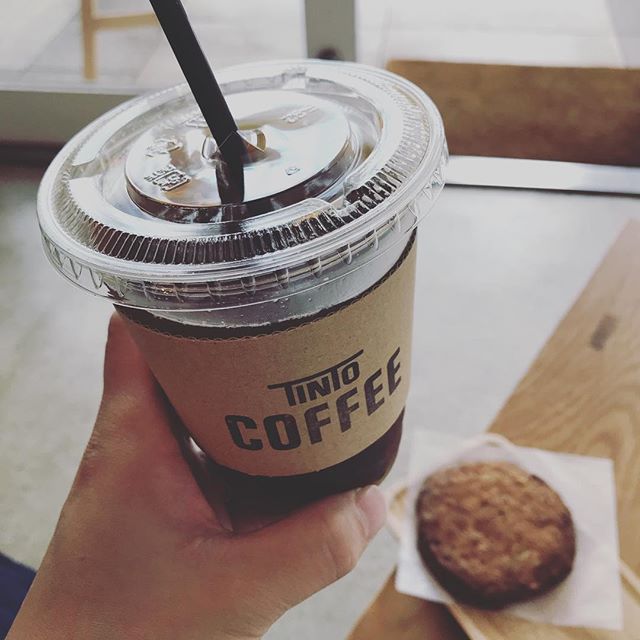 すぐにお出しできる本日のコーヒー、アイスもあります！焼きたてのくるみと黒糖のクッキーと一緒にいかがですか？ ●本日は都合により17:30で閉店させていただきます。よろしくお願いいたします。#tintocoffee #coffee #shibuya #icedcoffee #cookie
