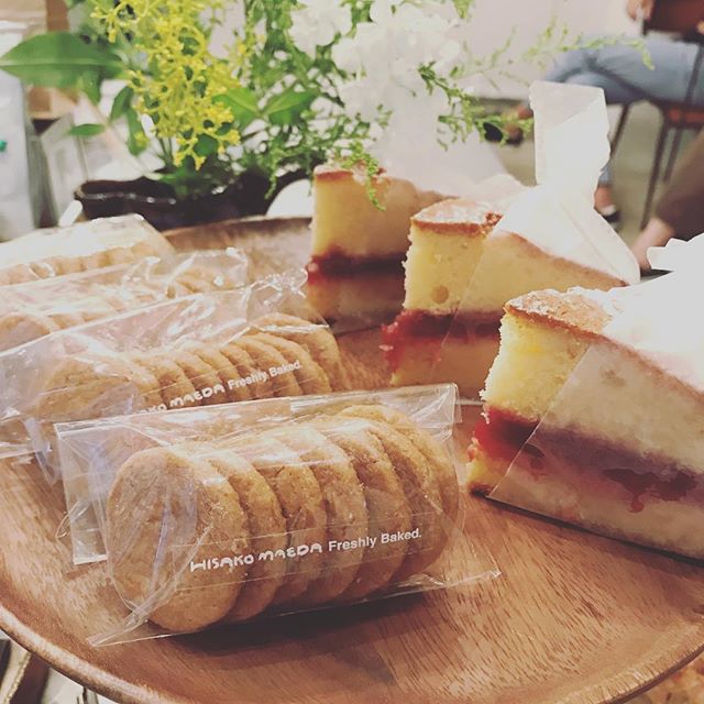 HISAKO MAEDAさんの焼き菓子が届いています。定番のビクトリアケーキは、ルバーブとすぐりの赤いジャムです。他にもパッションフルーツとアプリコットのブロンディ、ココナッツのバタークッキーが並んでいます。どれもおいしそうで迷ってしまう〜ぜひお早めにお求めください！#tintocoffee #coffee #shibuya #焼き菓子 #hisakomaeda