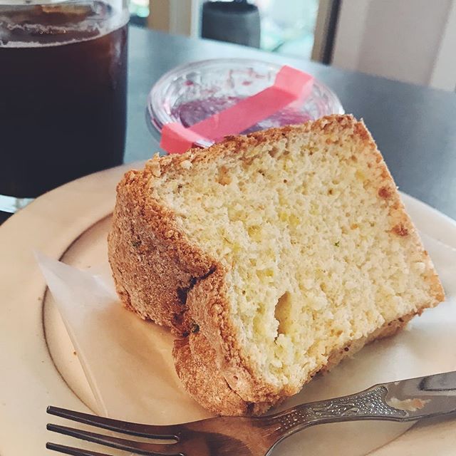 HISAKO MAEDAさんの焼き菓子、本日のラインナップです。 ●ビクトリアケーキ/いちぢくジャム●エンジェルフードケーキ/ルバーブとプラムのジャム付き●メープルとくるみのクッキーどれにしようか迷ってしまいますね。ぜひお早めにTINTOにいらしてください！#tintocoffee #shibuya #coffee #焼き菓子 #hisakomaeda #victoriacake #engelfoodcake #cookie