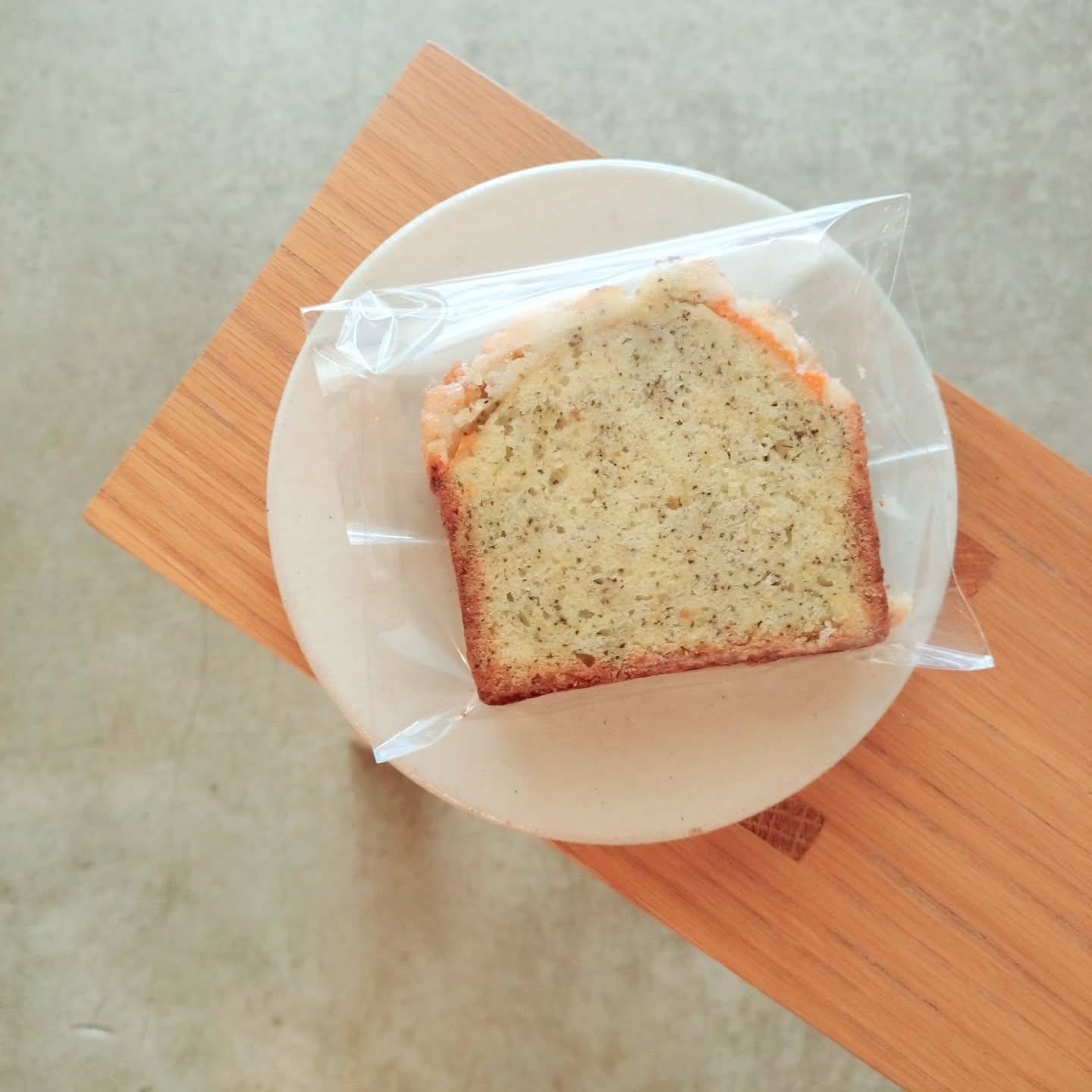 .こんにちは今日も暑いですね!今日のケーキはアールグレイとプラムのケーキです。すっきりアメリカーノと一緒にいかがですか?