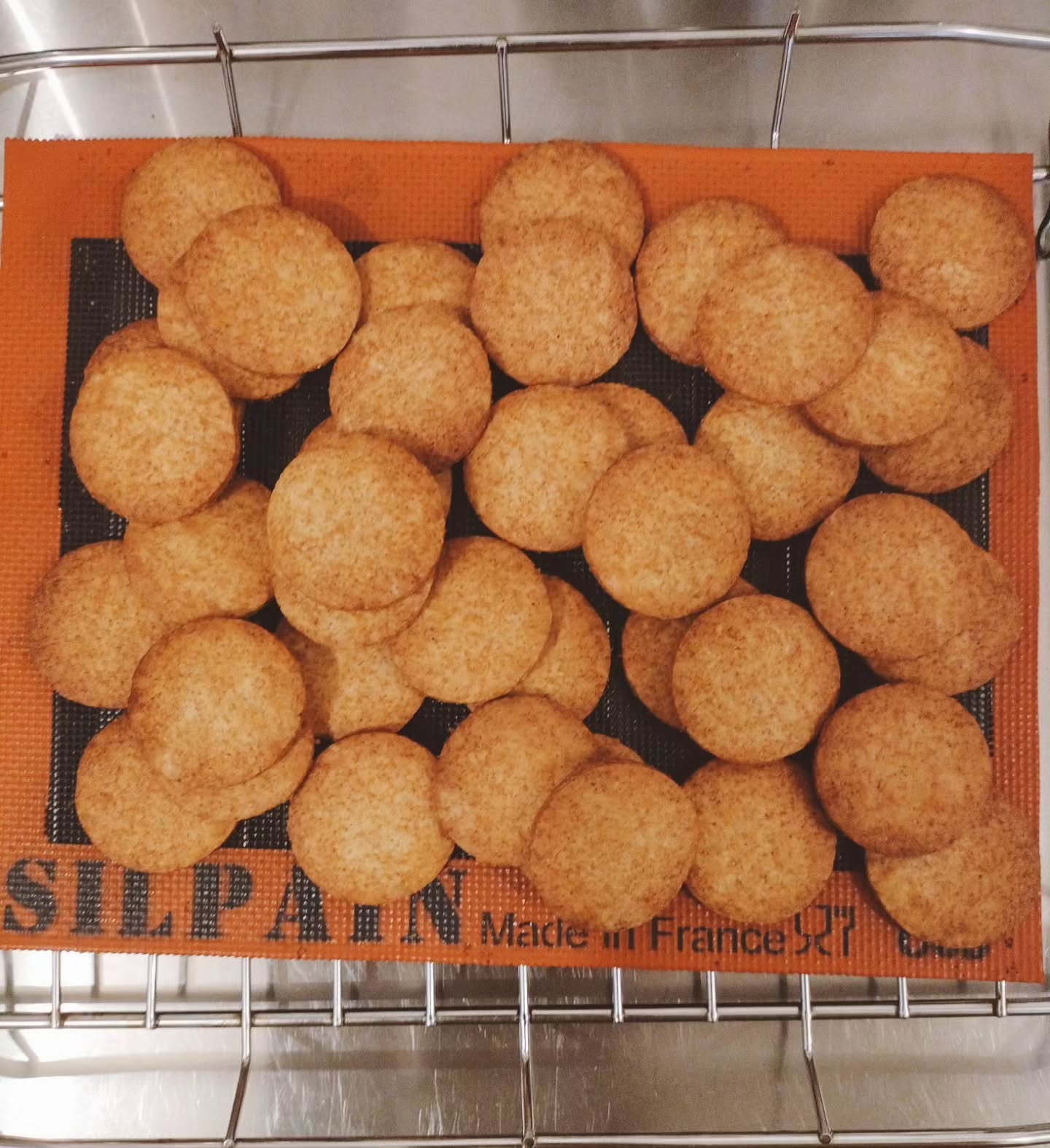 .こんにちは今日はグラハムクッキーを焼きました!土曜日に来てくれる小さな常連さんのお気に入りのクッキーです。素朴な甘さで、お子様にも大人にも人気なクッキーですよ。ぜひお試しください!TINTO COFFEE平日 9:30-16:30土曜日 11:00-16:30【今月のお休み】 毎週日曜日 17日海の日【夏季休暇】8月11日〜15日#tintocoffee#COFFEE#渋谷コーヒー#表参道コーヒーショップ#焼き菓子#シロップジュース#ドリップバッグ